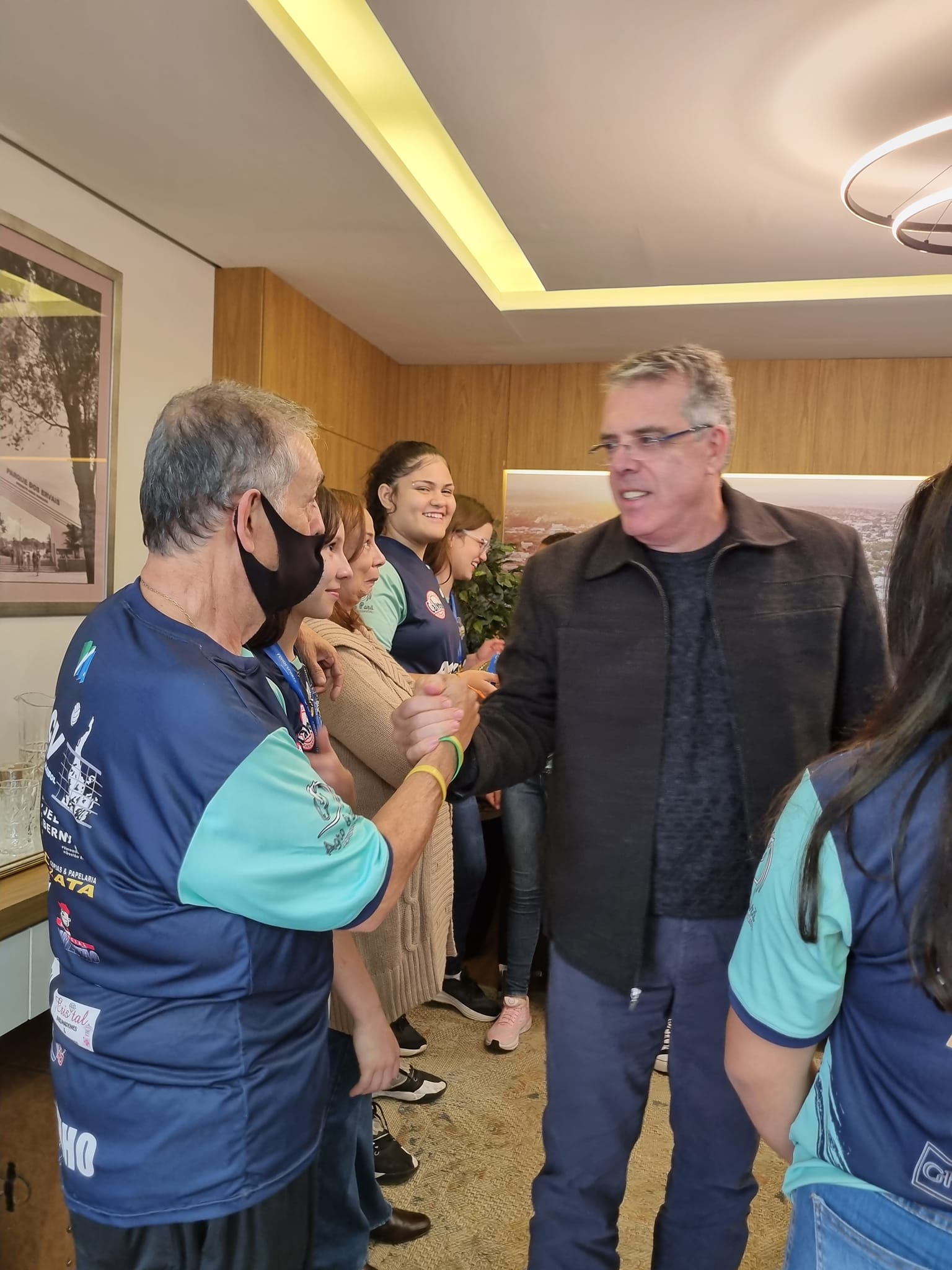 Prefeito de Ponta Porã recebe equipe feminina de voleibol da Escola Calvoso, campeã dos Jogos Escolares 2023 Prefeito de Ponta Porã recebe equipe feminina de voleibol da Escola Calvoso, campeã dos Jogos Escolares 2023