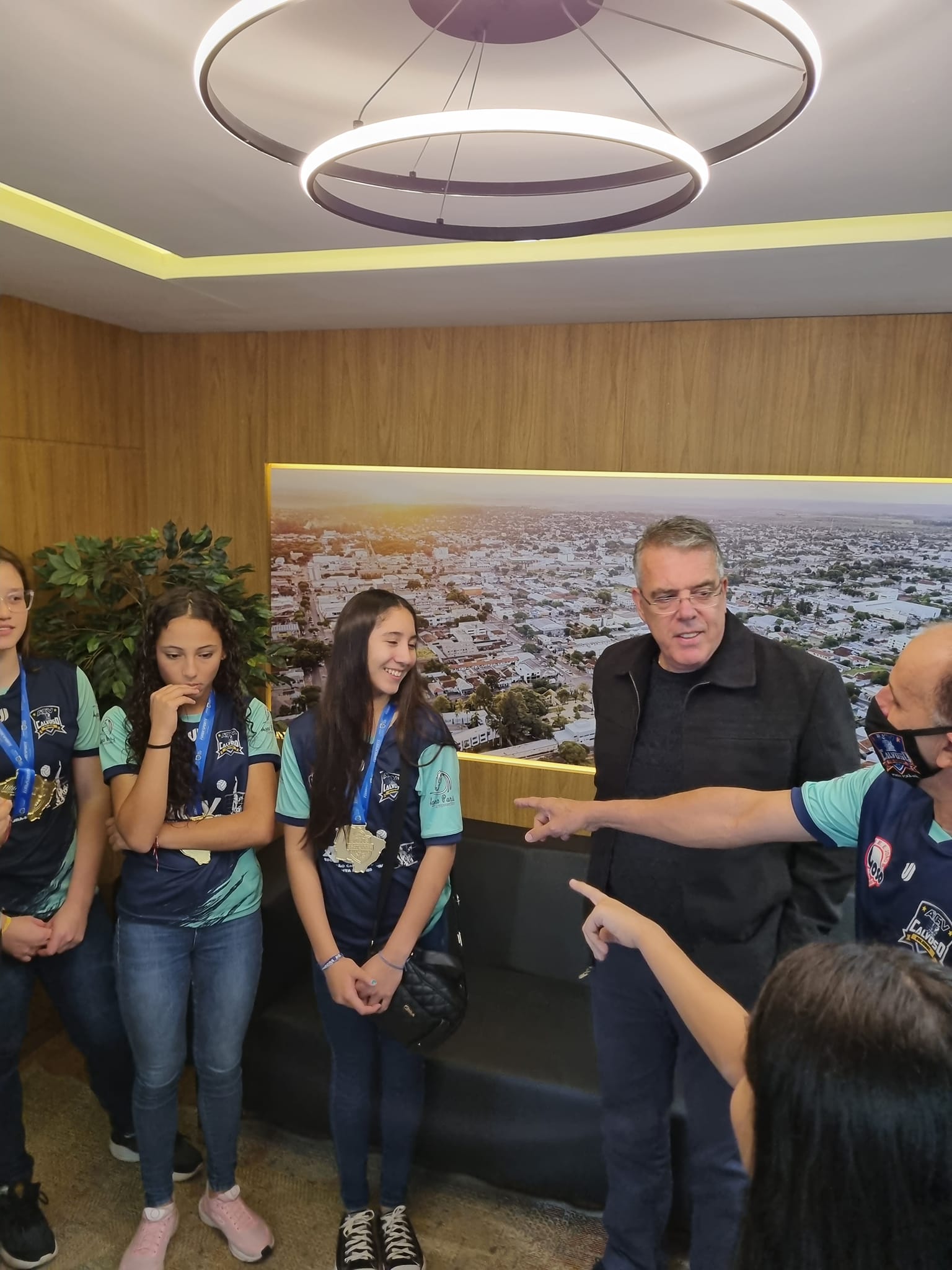 Prefeito de Ponta Porã recebe equipe feminina de voleibol da Escola Calvoso, campeã dos Jogos Escolares 2023 Prefeito de Ponta Porã recebe equipe feminina de voleibol da Escola Calvoso, campeã dos Jogos Escolares 2023 1