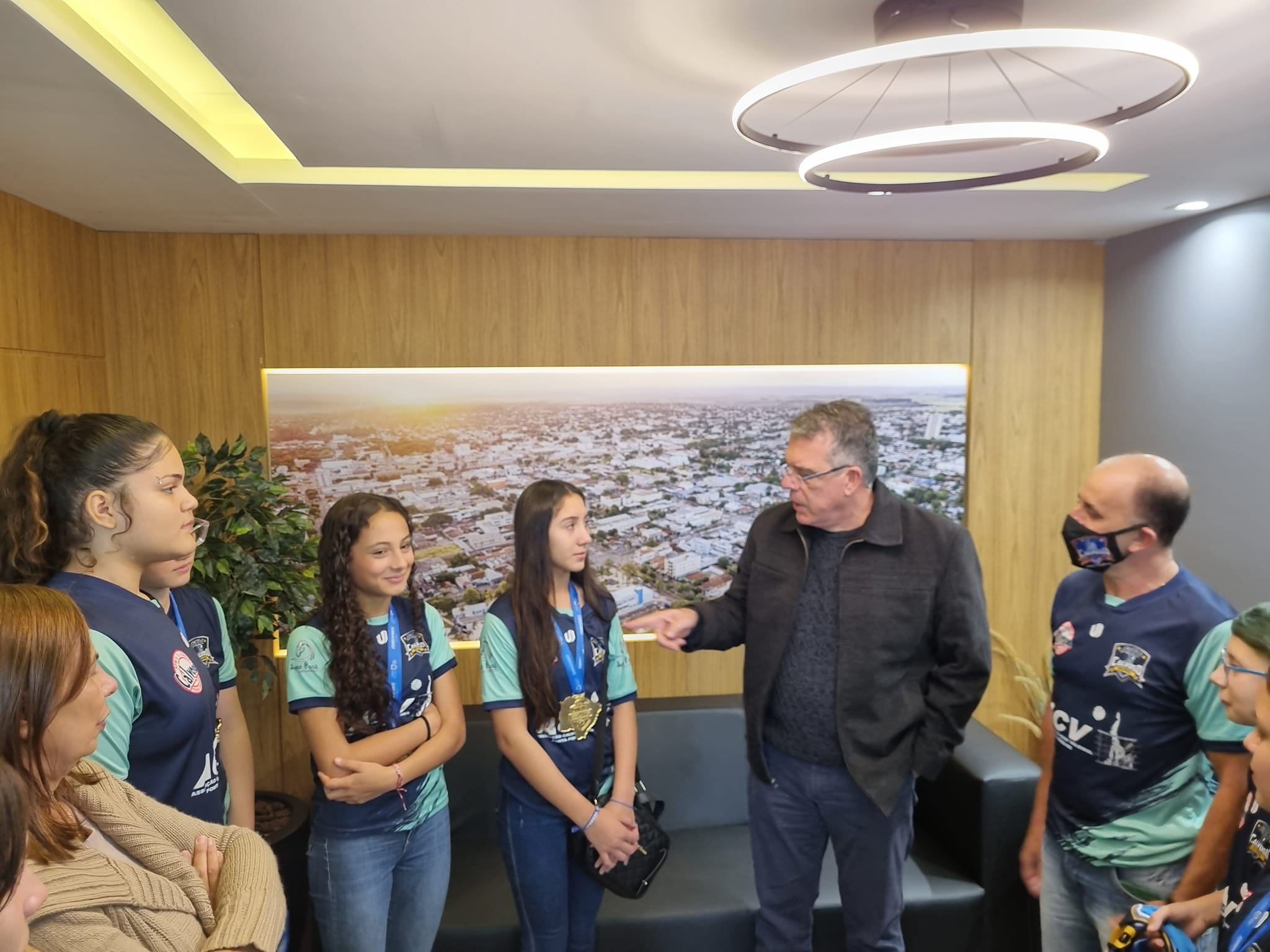 Prefeito de Ponta Porã recebe equipe feminina de voleibol da Escola Calvoso, campeã dos Jogos Escolares 2023 Prefeito de Ponta Porã recebe equipe feminina de voleibol da Escola Calvoso, campeã dos Jogos Escolares 2023 2