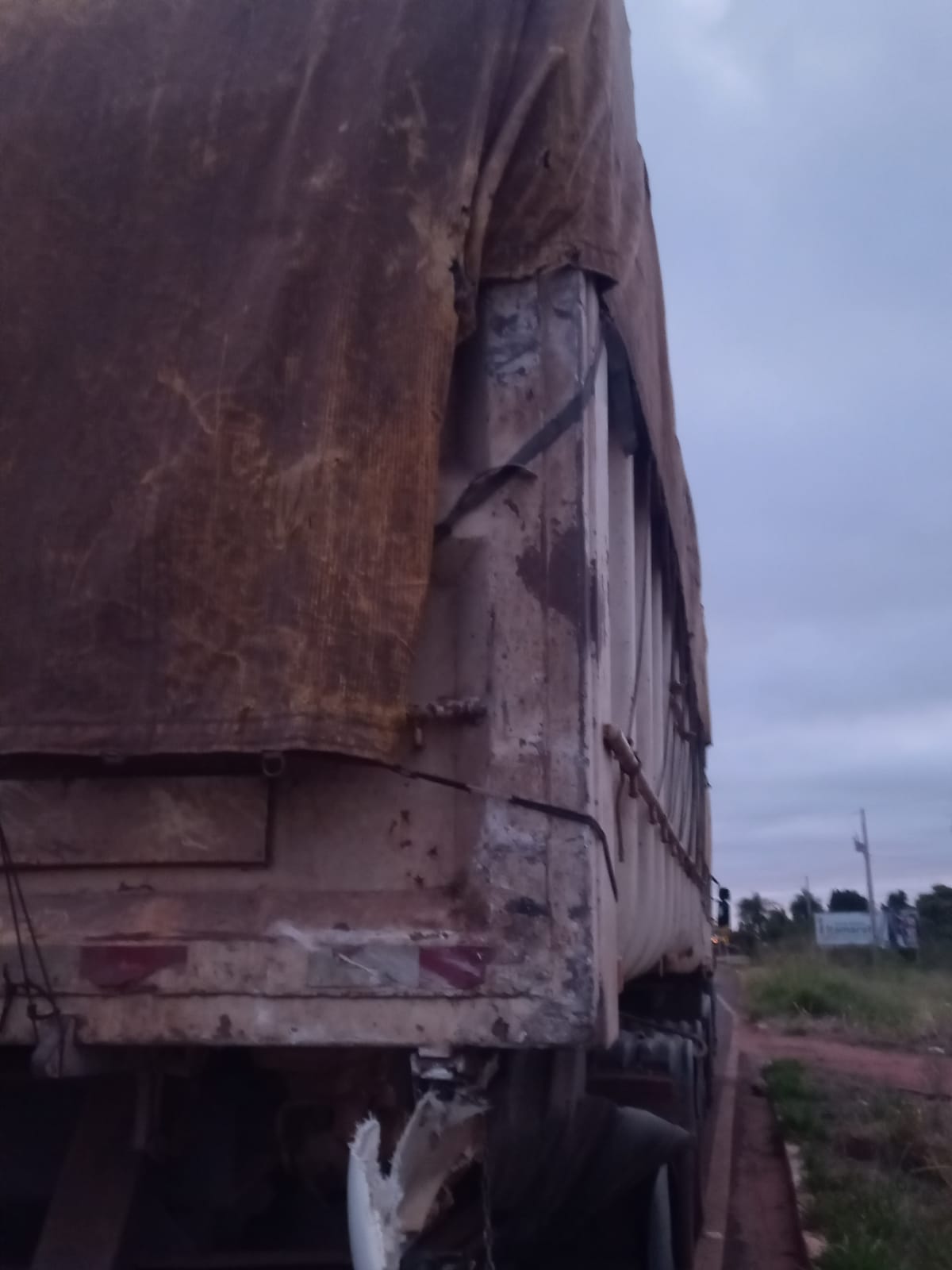 Motorista fica preso nas ferragens após acidente e é resgatado pelos bombeiros em trevo de Ponta Porã com Antônio João 1
