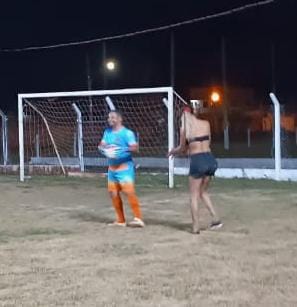 Torcedor Invade Campo em Jogo de Futebol Amador na Fronteira Brasil-Paraguai