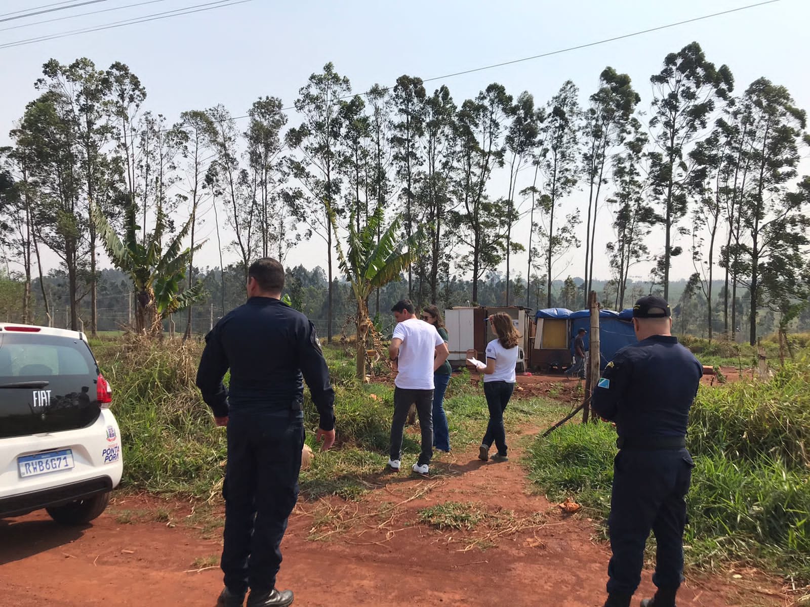Equipes da Prefeitura Municipal de Ponta Porã se mobilizam para reintegração de posse de imóveis do município que foram invadidos no Jamil Derzi