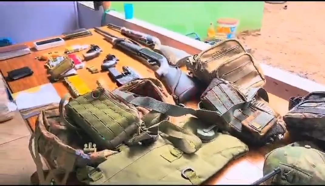 Helicóptero utilizado pelo narcotráfico e armas são apreendidos em área florestal na Colônia Fortuna, distrito de Zanja Pytã, Amambay 1