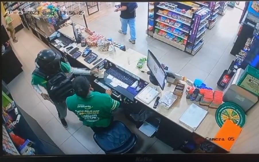 Criminosos armado uniforme escolar assalta posto de combustível em Ponta Porã