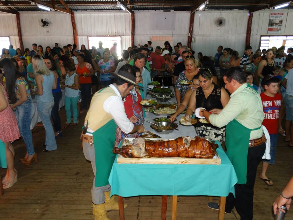 Tudo pronto para o Porco no Rolete do CTG Querência da Saudade 1