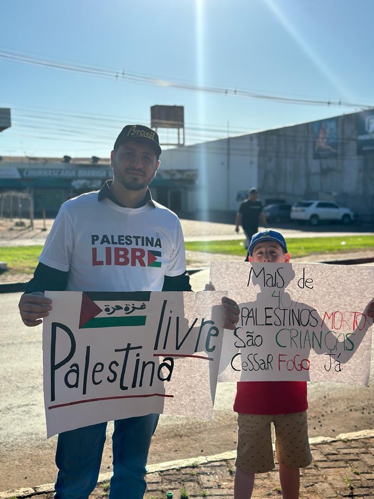 Mobilização histórica reúne mais de 250 pessoas em Ponta Porã pela paz na Palestina e fim dos massacres em Gaza Mobilização histórica reúne mais de 250 pessoas em Ponta Porã pela paz na Palestina e fim dos massacres em Gaza 3
