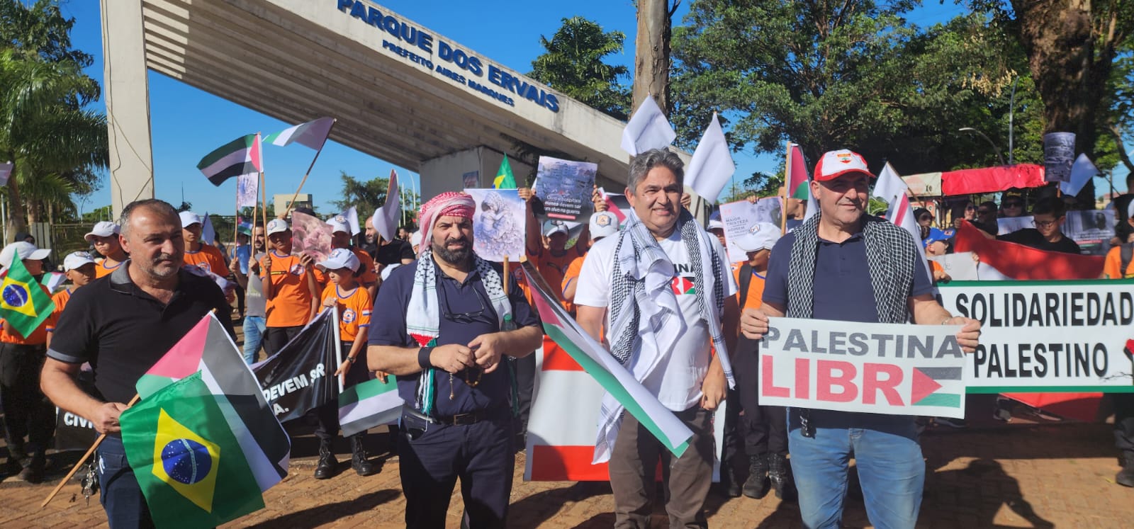 Mobilização histórica reúne mais de 250 pessoas em Ponta Porã pela paz na Palestina e fim dos massacres em Gaza Mobilização histórica reúne mais de 250 pessoas em Ponta Porã pela paz na Palestina e fim dos massacres em Gaza 2
