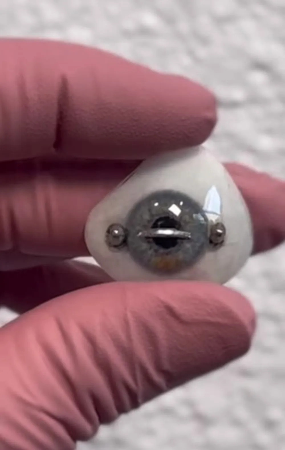 Mulher viraliza com 'piercing' em globo ocular: 'Como você pisca?'