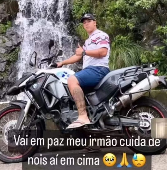 Homenagem Emocionante: Amigos se unem para uma despedida inesquecível ao eterno Alison Homenagem Emocionante: Amigos se unem para uma despedida inesquecível ao eterno Alison