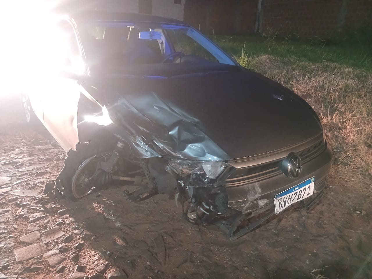 Automóvel roubado com placa brasileira causa acidentes em vários pontos de PJC