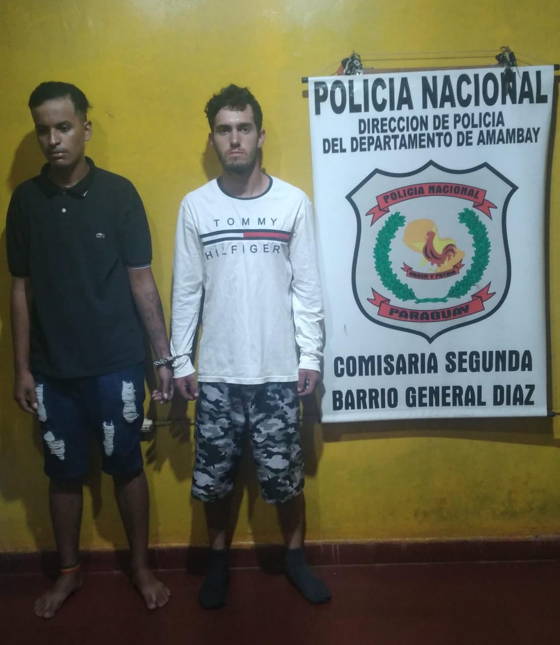 Dupla a bordo de motocicleta é presa com armas de fogo em Pedro Juan Caballero Dupla a bordo de motocicleta é presa com armas de fogo em Pedro Juan Caballero