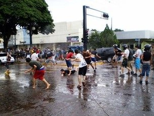 Tradição Cultural: "Guerra d’Água" em Ponta Porã diverte foliões na fronteira com o Paraguai