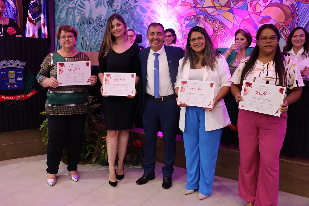 Sessão solene da Câmara Municipal presta homenagem às mulheres da fronteira Sessão solene da Câmara Municipal presta homenagem às mulheres da fronteira 12