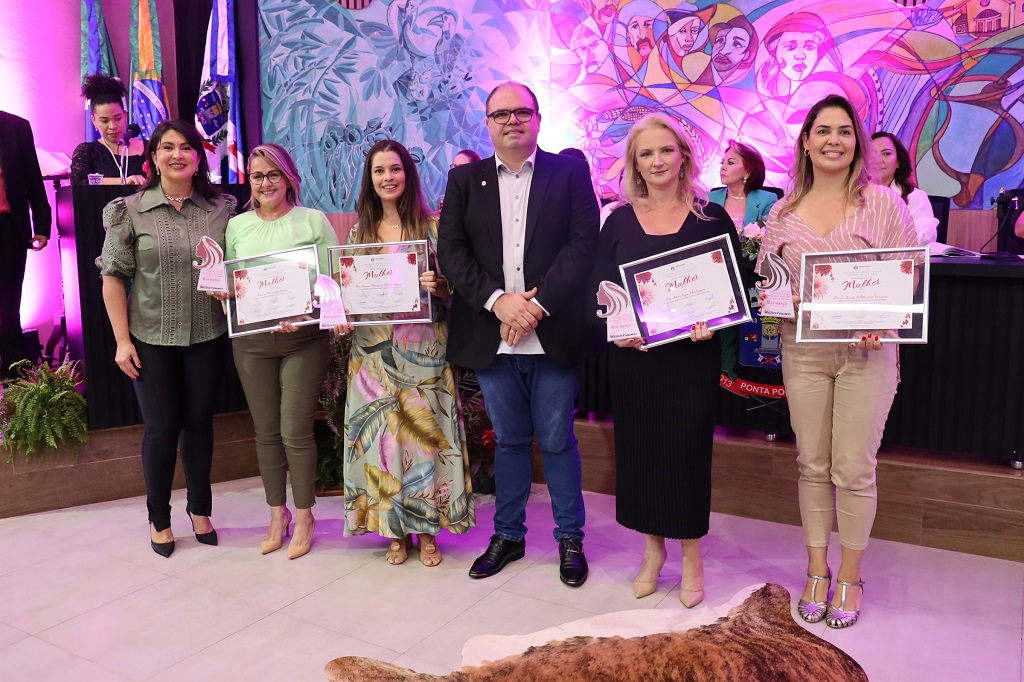 Sessão solene da Câmara Municipal presta homenagem às mulheres da fronteira Sessão solene da Câmara Municipal presta homenagem às mulheres da fronteira 6