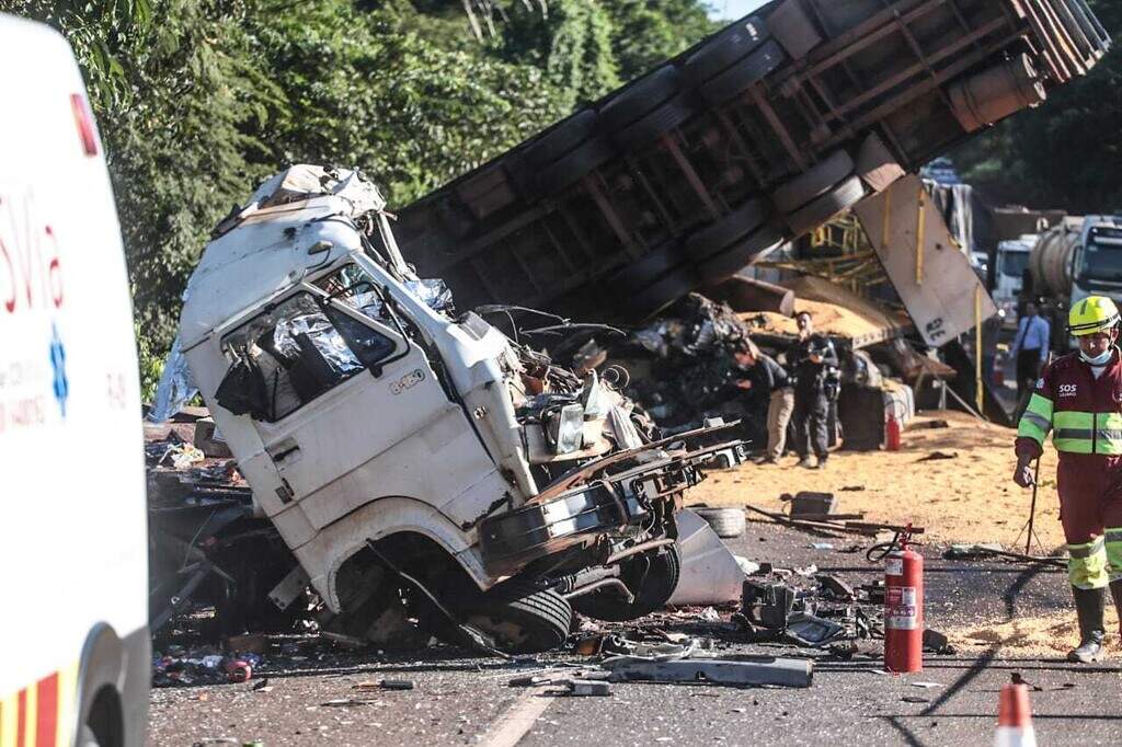 Perícia Utiliza Drone para Resgate em Tragédia na BR-163 com Casal Morto em Acidente Envolvendo Carro e Carretas