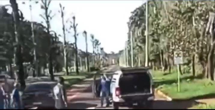 Caixão Cai de Carro Funerário em Cassilândia e Cenas Inusitadas São Registradas por Caminhoneiro Caixão Cai de Carro Funerário em Cassilândia e Cenas Inusitadas São Registradas por Caminhoneiro