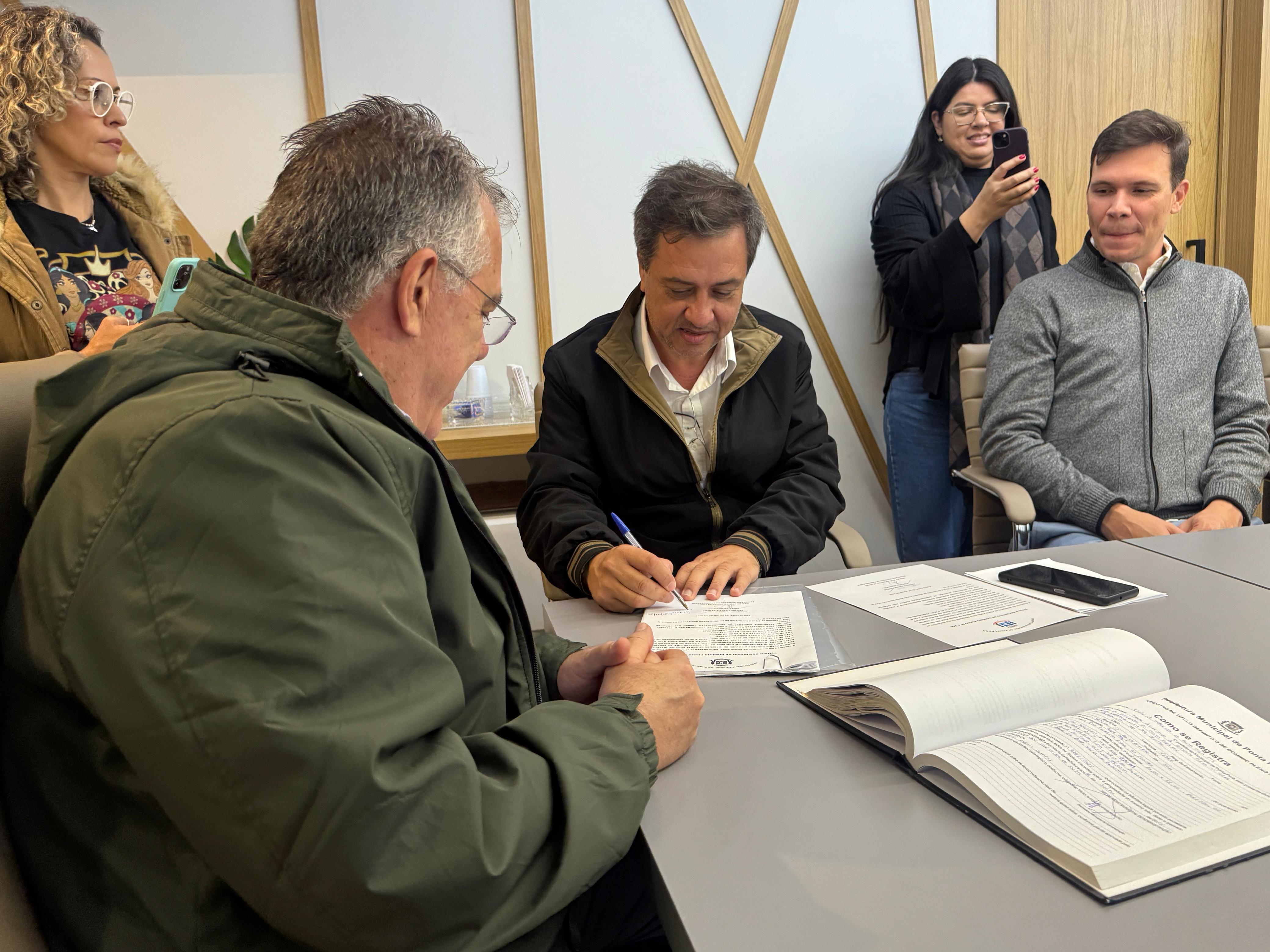 Eduardo Campos entrega ao Clube de Imprensa Oficial de Ponta Porã título definitivo de imóvel