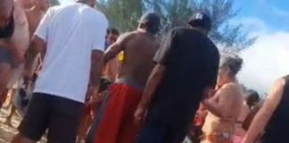 Turista americano contido por banhistas na Praia do Campeche, em Florianópolis