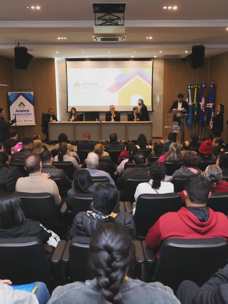 Ponta Porã entrega títulos de regularização para 91 famílias através do programa Lar Legal Ponta Porã entrega títulos de regularização para 91 famílias através do programa Lar Legal