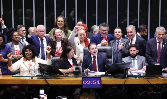 aprovacao_da_pec_6x1_na_camara_capa