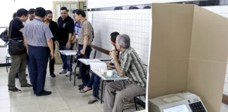Os mesários e outras pessoas que vão atuar como apoio logístico nas eleições de outubro vão receber uma carta de convocação. O documento detalha a função que será desempenhada durante o pleito, a seção eleitoral em que o trabalho será realizado e informações sobre o treinamento. Quem for convocado para atuar como mesário pode pedir dispensa da função por meio de requerimento dirigido ao juiz eleitoral no prazo de cinco dias após a publicação do edital de nomeação. O mesário deve comprovar a impossibilidade de atuar nas eleições. No dia da eleição, os mesários realizam a identificação dos eleitores e o procedimento da zerésima, ou seja, confirmam que não há votos na urna eletrônica antes do início da votação, além de outras funções. Em geral, a Justiça Eleitoral mantém a convocação de pessoas que já atuaram como mesários em eleições anteriores. O chamado para trabalhar nas eleições pode ocorrer por convocação, com escolha entre nomes que estão na lista de eleitores, ou cadastro voluntário. O trabalho dos mesários não é remunerado, mas diversos benefícios são oferecidos, como dois dias de folga para cada dia de trabalho ou de treinamento, auxílio alimentação de R$ 65 e contagem de horas trabalhadas como atividade extracurricular em universidades. O número de mesários que vão trabalhar no pleito ainda não foi divulgado. Na eleição presidencial de 2022, cerca de 1,5 milhão atuaram nas eleições. O primeiro turno será no dia 4 de outubro, quando serão escolhidos deputados federais, estaduais, distritais, governadores, senadores e o presidente da República. O segundo turno está marcado para o dia 25 de outubro e pode ocorrer na disputa para os cargos de governador e presidente quando nenhum dos candidatos obtiver mais de 50% dos votos válidos, excluindo brancos e nulos, no primeiro turno.