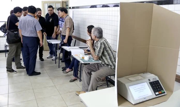 Os mesários e outras pessoas que vão atuar como apoio logístico nas eleições de outubro vão receber uma carta de convocação. O documento detalha a função que será desempenhada durante o pleito, a seção eleitoral em que o trabalho será realizado e informações sobre o treinamento. Quem for convocado para atuar como mesário pode pedir dispensa da função por meio de requerimento dirigido ao juiz eleitoral no prazo de cinco dias após a publicação do edital de nomeação. O mesário deve comprovar a impossibilidade de atuar nas eleições. No dia da eleição, os mesários realizam a identificação dos eleitores e o procedimento da zerésima, ou seja, confirmam que não há votos na urna eletrônica antes do início da votação, além de outras funções. Em geral, a Justiça Eleitoral mantém a convocação de pessoas que já atuaram como mesários em eleições anteriores. O chamado para trabalhar nas eleições pode ocorrer por convocação, com escolha entre nomes que estão na lista de eleitores, ou cadastro voluntário. O trabalho dos mesários não é remunerado, mas diversos benefícios são oferecidos, como dois dias de folga para cada dia de trabalho ou de treinamento, auxílio alimentação de R$ 65 e contagem de horas trabalhadas como atividade extracurricular em universidades. O número de mesários que vão trabalhar no pleito ainda não foi divulgado. Na eleição presidencial de 2022, cerca de 1,5 milhão atuaram nas eleições. O primeiro turno será no dia 4 de outubro, quando serão escolhidos deputados federais, estaduais, distritais, governadores, senadores e o presidente da República. O segundo turno está marcado para o dia 25 de outubro e pode ocorrer na disputa para os cargos de governador e presidente quando nenhum dos candidatos obtiver mais de 50% dos votos válidos, excluindo brancos e nulos, no primeiro turno.