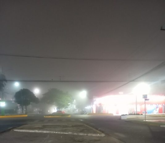 Neblina reduz a visibilidade nas ruas de Ponta Porã