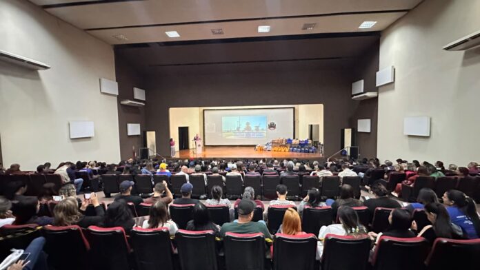 Agentes comunitários de saúde e de combate às endemias durante evento em Ponta Porã