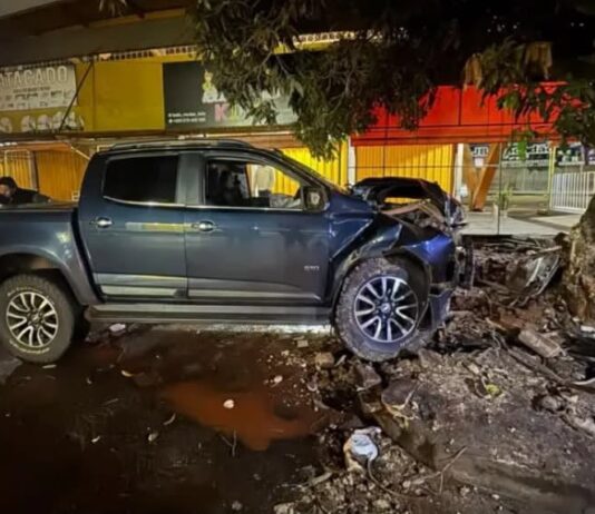 Caminhonete Chevrolet S10 após acidente contra árvore em Pedro Juan Caballero