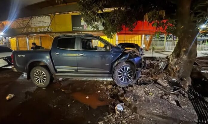 Caminhonete Chevrolet S10 após acidente contra árvore em Pedro Juan Caballero