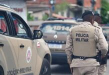 Policiais militares durante operação na região de Cajazeiras, em Salvador, onde nove homens morreram após confronto