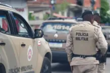 Policiais militares durante operação na região de Cajazeiras, em Salvador, onde nove homens morreram após confronto