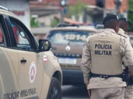 Policiais militares durante operação na região de Cajazeiras, em Salvador, onde nove homens morreram após confronto