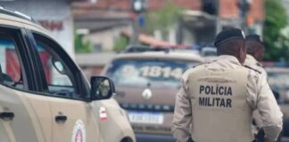 Policiais militares durante operação na região de Cajazeiras, em Salvador, onde nove homens morreram após confronto