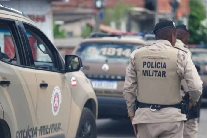 Policiais militares durante operação na região de Cajazeiras, em Salvador, onde nove homens morreram após confronto