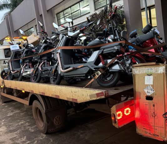 Motos elétricas apreendidas pela Polícia Federal durante ação contra descaminho em Dourados