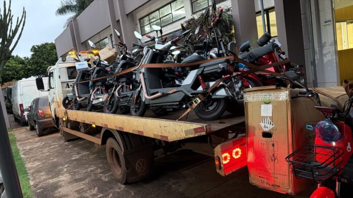 Motos elétricas apreendidas pela Polícia Federal durante ação contra descaminho em Dourados