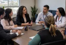 Representantes da rede de atendimento durante reunião ilustrativa sobre o Projeto Acolhida em Ponta Porã