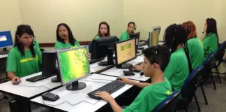 Estudantes da rede estadual de Mato Grosso do Sul em imagem sobre parceria para ampliar capacitação e emprego em Ponta Porã
