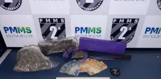 Imagem da ocorrência de apreensão de arma e drogas pela Polícia Militar em Caarapó.