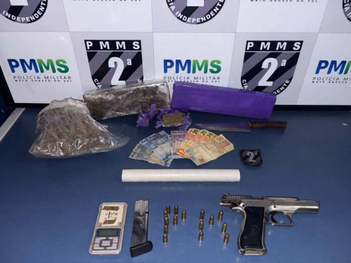 Imagem da ocorrência de apreensão de arma e drogas pela Polícia Militar em Caarapó.