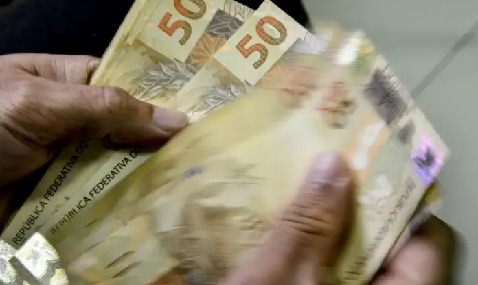 Imagem de dinheiro em reais que ilustra a notícia sobre o Desenrola 3.0. Foto: Marcello Casal Jr. / Agência Brasil.