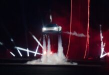Imagem de Elon Musk relacionada à apresentação do Tesla Roadster e às discussões sobre carro voador