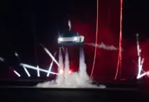 Imagem de Elon Musk relacionada à apresentação do Tesla Roadster e às discussões sobre carro voador