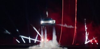 Imagem de Elon Musk relacionada à apresentação do Tesla Roadster e às discussões sobre carro voador