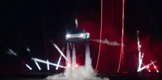 Imagem de Elon Musk relacionada à apresentação do Tesla Roadster e às discussões sobre carro voador