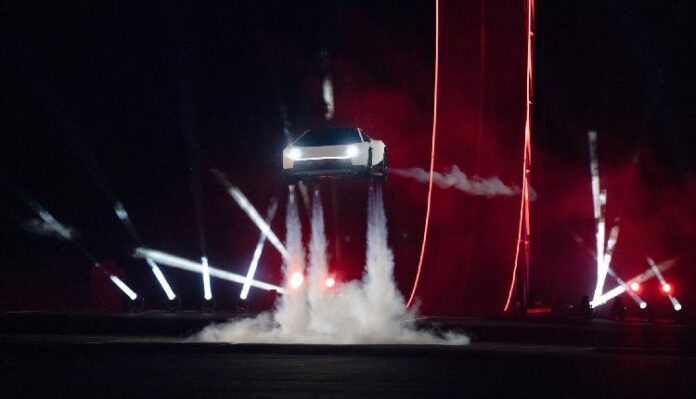 Imagem de Elon Musk relacionada à apresentação do Tesla Roadster e às discussões sobre carro voador