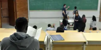 Sala de aula em imagem de capa da notícia sobre o Questionário do Ingressante do Enade 2026.