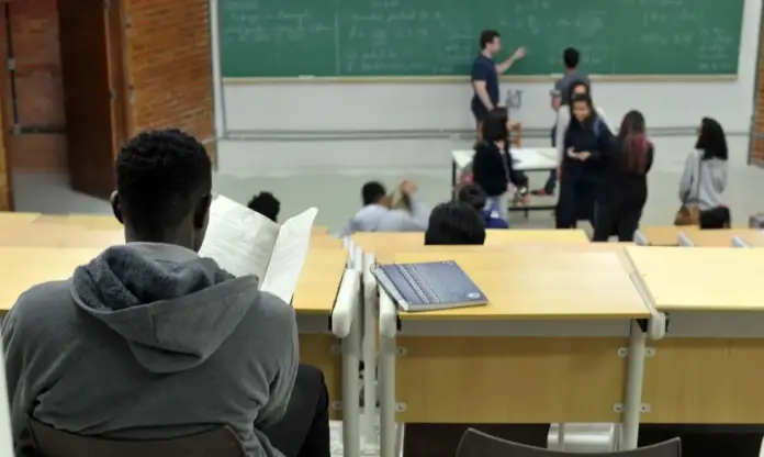 Sala de aula em imagem de capa da notícia sobre o Questionário do Ingressante do Enade 2026.