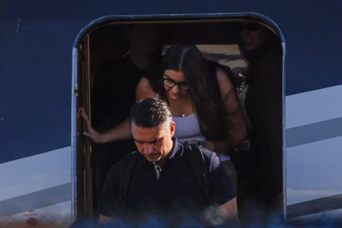 Foto de capa da notícia sobre a chegada de Flávio Bolsonaro a Miami.